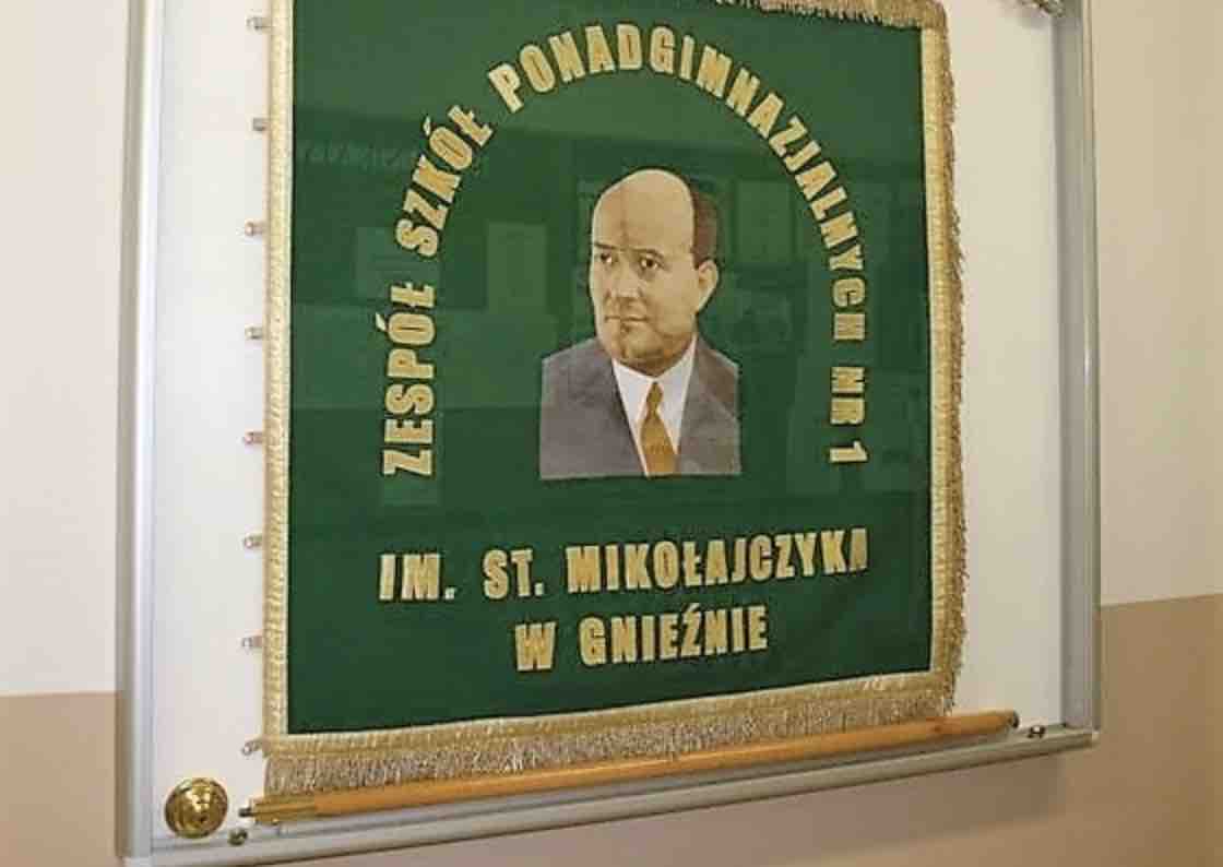 Sztandar wojskowy - cena, wymiary, gdzie przechowywać?