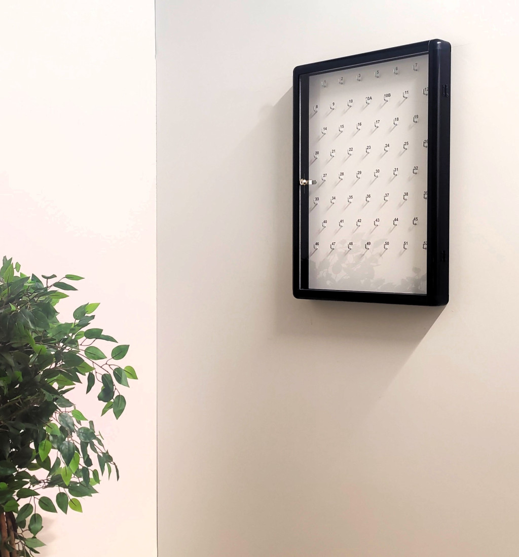 Gablota na klucze GO-KL z numeracją i czarną ramą