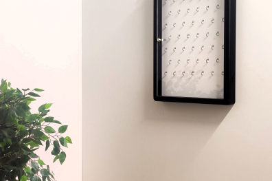 Gablota na klucze GO-KL z numeracją i czarną ramą